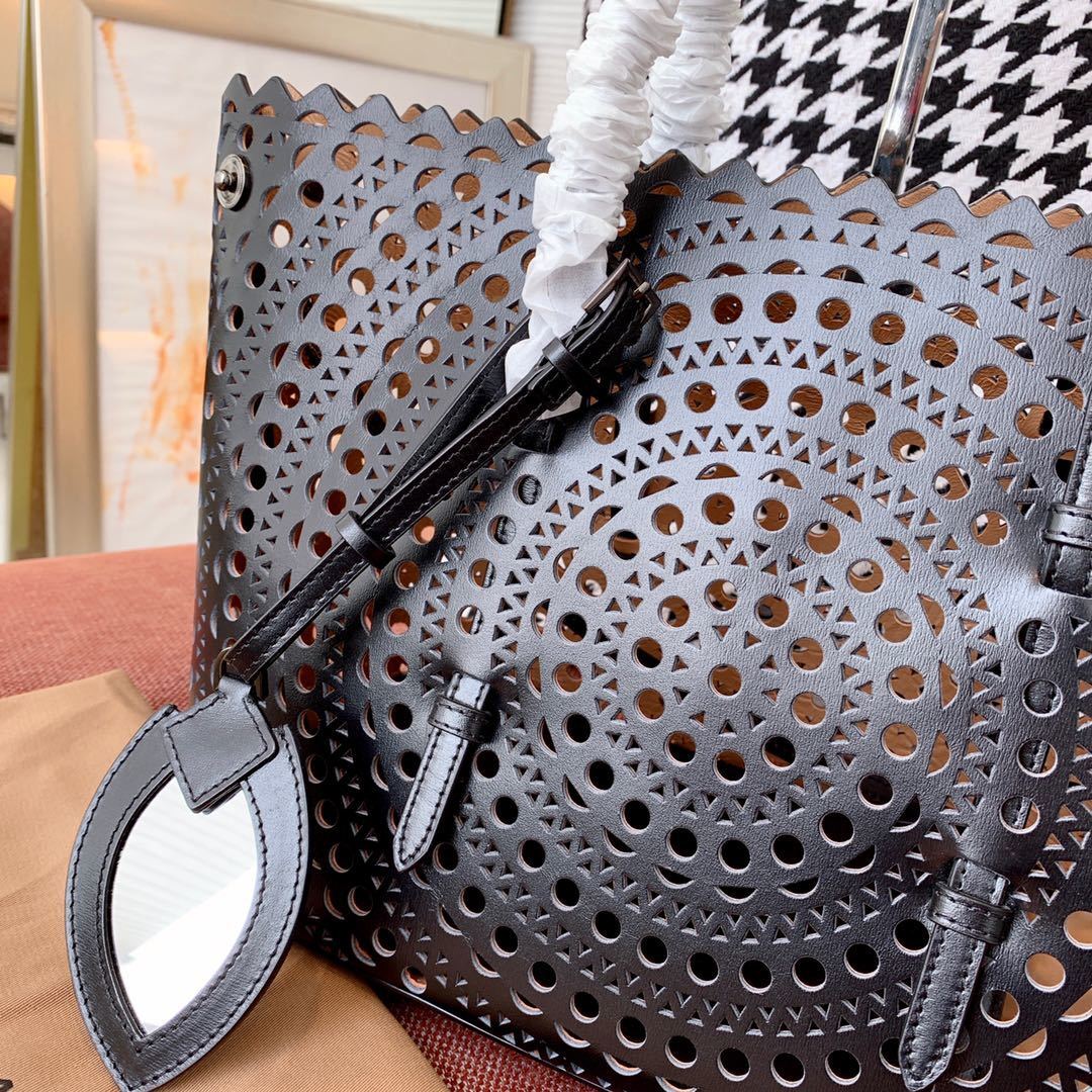 Cut-out tote bag